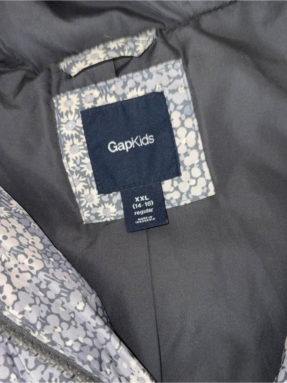 Girls GAP Hooded Floral-Print Puffer Jacket in Gray and Cream